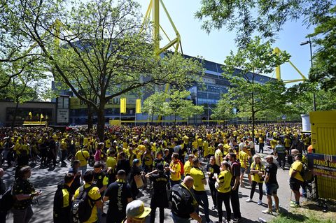 Fußballfans brauchen bei der Anreise zum Topspiel zwischen Borussia Dortmund und dem FC Bayern München am Samstag viel Geduld. (