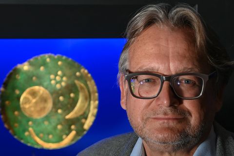 Zu Beginn von Harald Mellers Tätigkeit als Landesarchäologe konnte die Himmelsscheibe von Nebra gerettet werden. Heute ist sie w