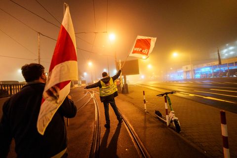 Auch in Mainz legten Beschäftigte am frühen Morgen die Arbeit nieder. Foto: Andreas Arnold/dpa