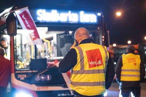 Warnstreikende an einem Bonner Busdepot. Foto: Benjamin Westhoff/dpa