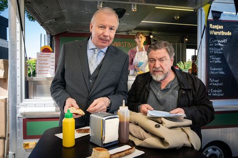 Ludger Pistor, Armin Rohde und Katharina Schmalenberg spielen in "Das Millionenschnitzel" mit. Foto: WDR/Bavaria Fiction/Thomas