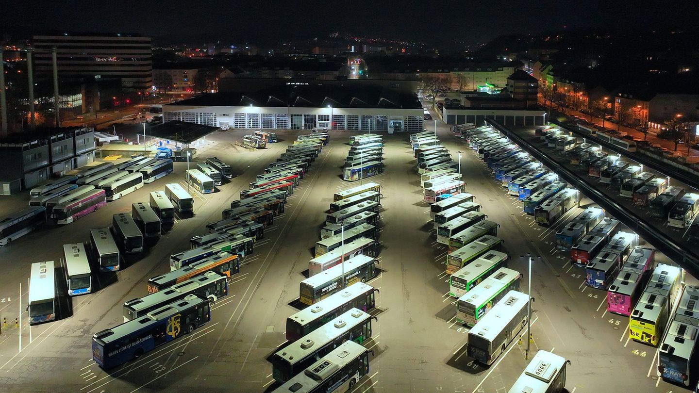 Die Busse der Saarbahn stehen still. Foto: Laszlo Pinter/dpa