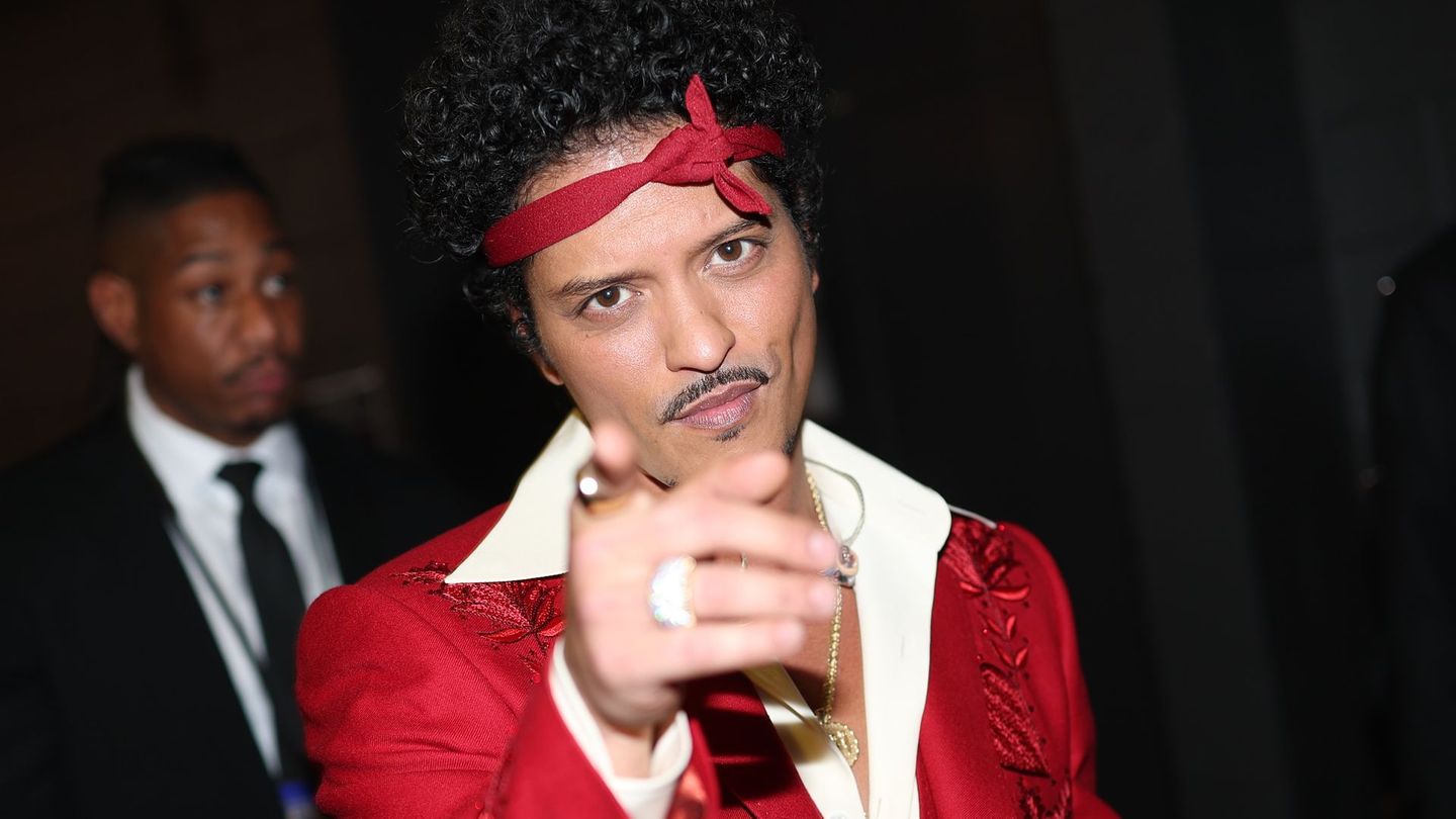 Zehn Jahre nach seinem letzten Solo-Album meldet sich Bruno Mars mit seiner neuen Platte "The Romantic" zurück.