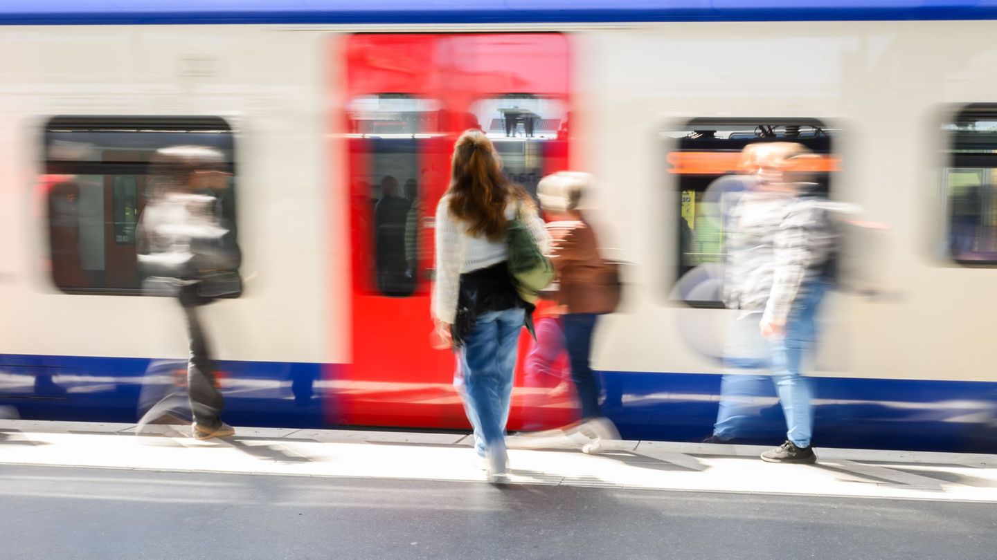 Im Innenstadtbereich ist die S-Bahn Hannover unterbrochen. (Archivbild) Foto: Julian Stratenschulte/dpa