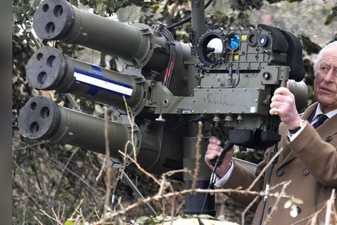 König Charles hat auf der Militärbasis auf Thorney Island eines der Geräte inspiziert.