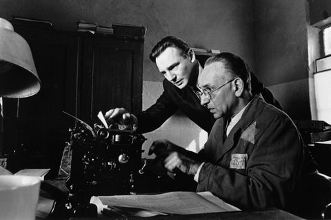 Gemeinsam mit seinem Buchhändler Stern (Ben Kingsley, rechts) will Oskar Schindler (Liam Neeson) das Leben der Juden retten.