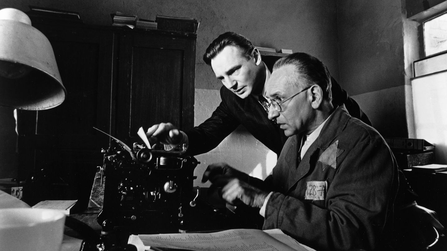 Gemeinsam mit seinem Buchhändler Stern (Ben Kingsley, rechts) will Oskar Schindler (Liam Neeson) das Leben der Juden retten.