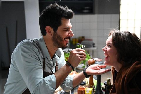 "Alles was zählt": Matteo (l.) und Emma kommen sich immer näher.