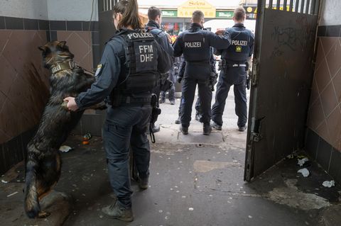Mehr als 200 Personen wurden konktrolliert. Foto: Boris Roessler/dpa