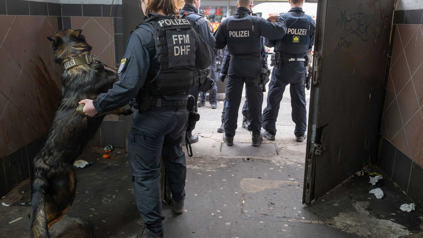 Mehr als 200 Personen wurden konktrolliert. Foto: Boris Roessler/dpa