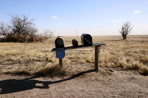 In den Weiten der USA können Zeitungskästen aussehen wie Grabsteine