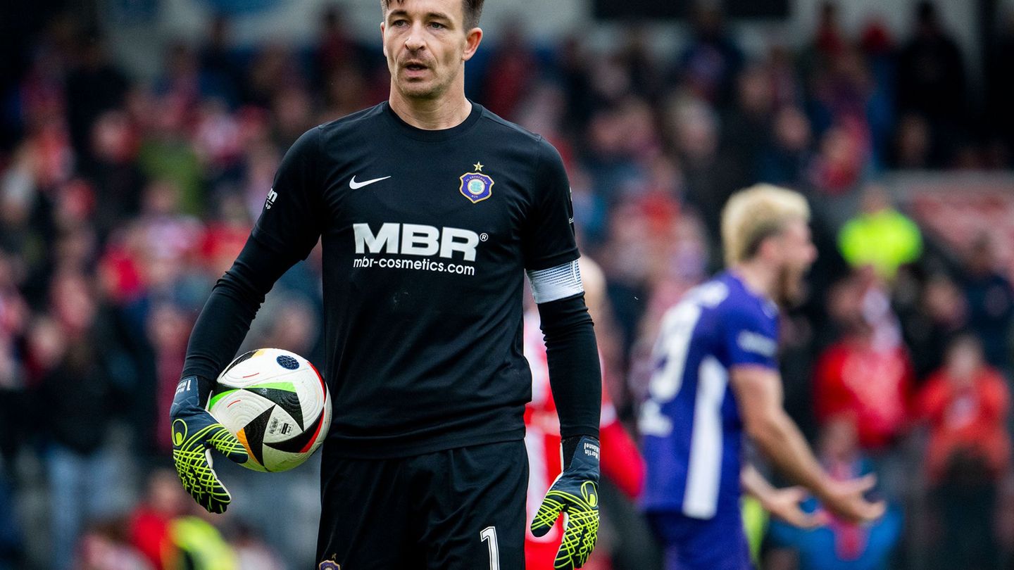 Torhüter Martin Männel spielt seine 18. Saison bei Erzgebirge Aue. (Archivbild) Foto: Julius Frick/dpa
