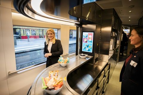 Bordbistro in einem neuen ICE