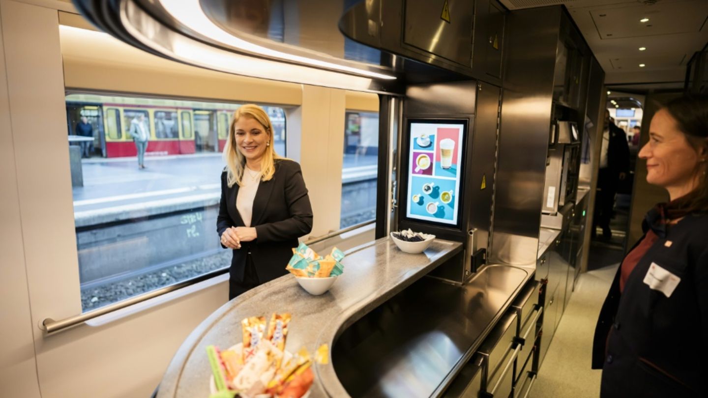 Bordbistro in einem neuen ICE