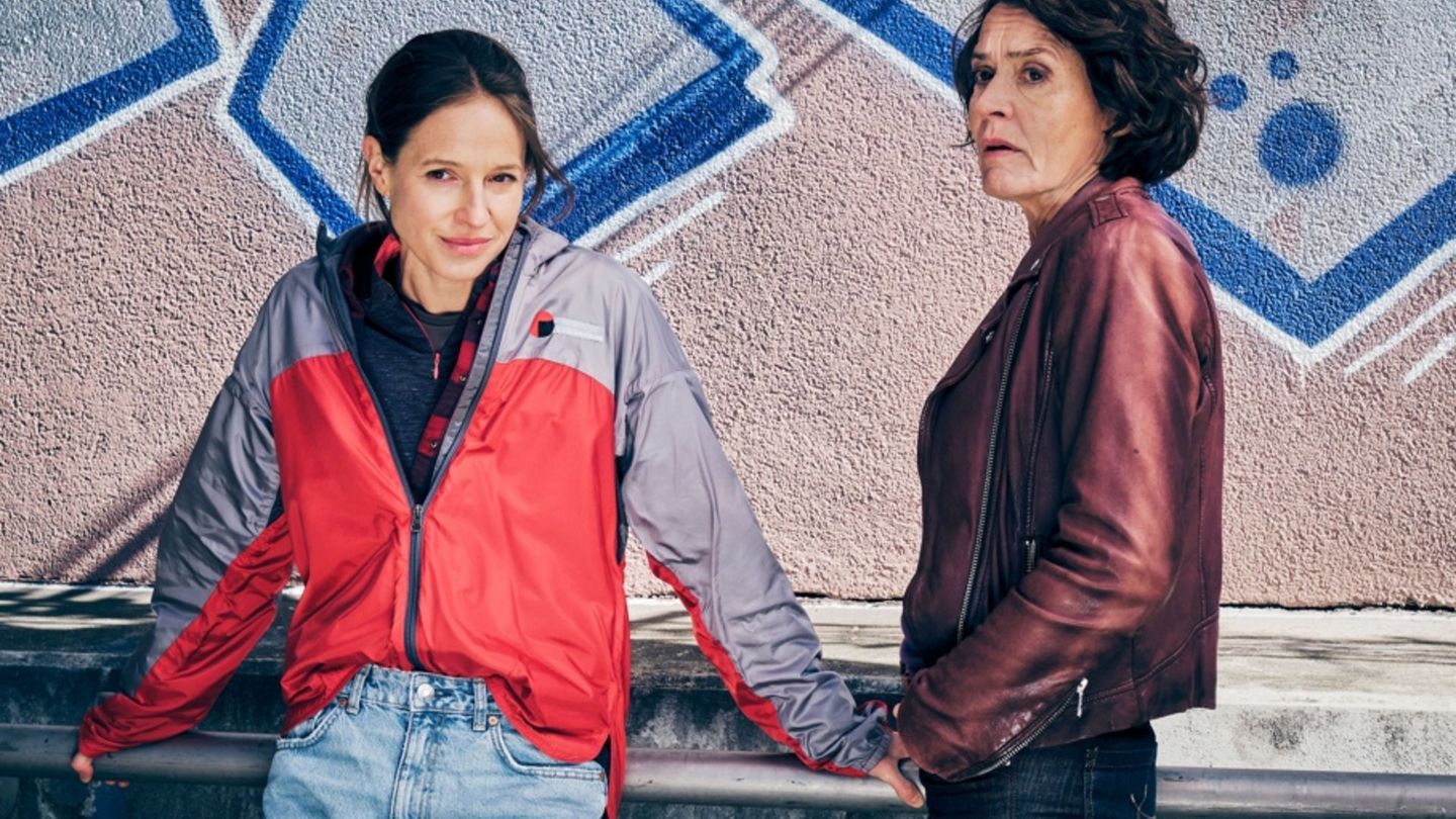 Lena Odenthal (Ulrike Folkerts, rechts) und Johanna Stern (Lisa Bitter) ermitteln im "Tatort: Sashimi Spezial" unter Fahrradkurieren. Die "Velo Punks" geben sich politisch radikal. Warum musste einer von ihnen dran glauben?