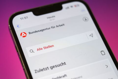 Die Arbeitslosigkeit in Deutschland ist im Februar leicht gesunken, die Zahl der Arbeitslosen bleibt aber oberhalb der Grenze vo