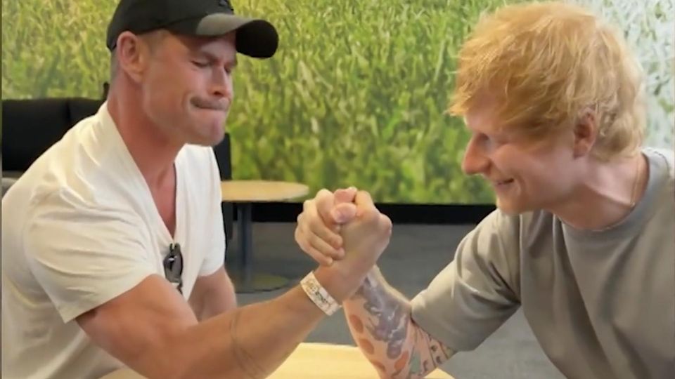 Chris Hemsworth und Ed Sheeran beim Armdrücken.