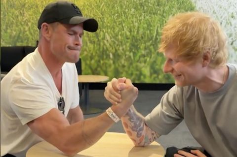 Chris Hemsworth und Ed Sheeran beim Armdrücken.