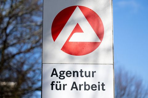 Die Zahl der Arbeitslosen in Rheinland-Pfalz ist im Februar leicht gesunken. Bei jungen Menschen hingegen gab es einen Anstieg.