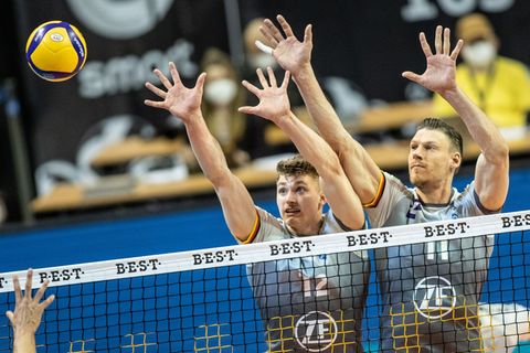 Mittelblocker Marcus Böhme (r) hofft auf den ersten großen Titel für den VfB Friedrichshafen seit 2022. (Archivbild) Foto: Andre