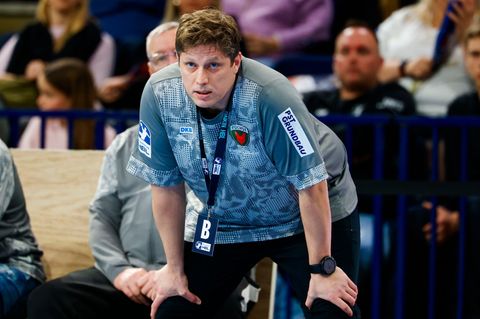 Füchse-Trainer Nicolej Krickau erwartet ein schweres Duell gegen die Löwen. (Archivbild) Foto: Frank Molter/dpa