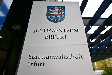 Weil sie eine Flüchtlingsunterkunft attackiert haben sollen, hat die Staatsanwaltschaft Erfurt drei Männer unter anderem wegen v
