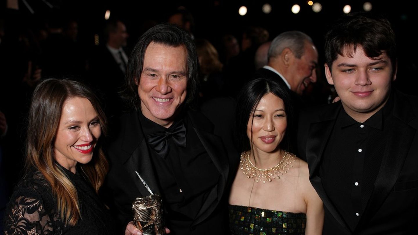 Liebeserklärung in Paris: Filmstar Jim Carrey stellt seine Freundin vor