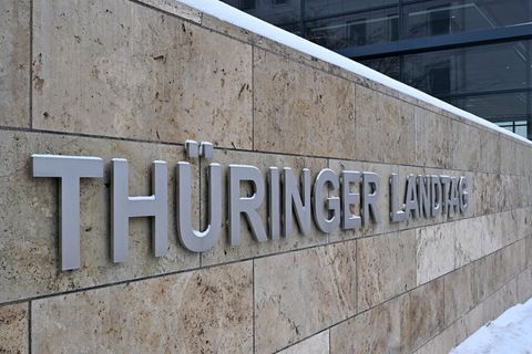 Im Thüringer Landtag diskutieren die Abgeordneten am Montag über mögliche Konsequenzen aus der geplanten Schließung des Zalando-