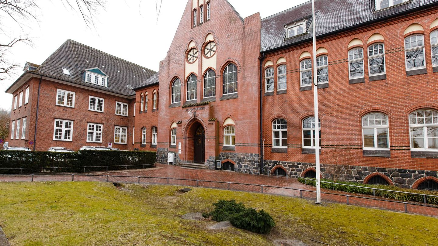 Vor dem Amtsgericht Neumünster steht ein Tierarzt vor Gericht, der seiner Partnerin das Tiermedikament Xylazin verabreicht haben