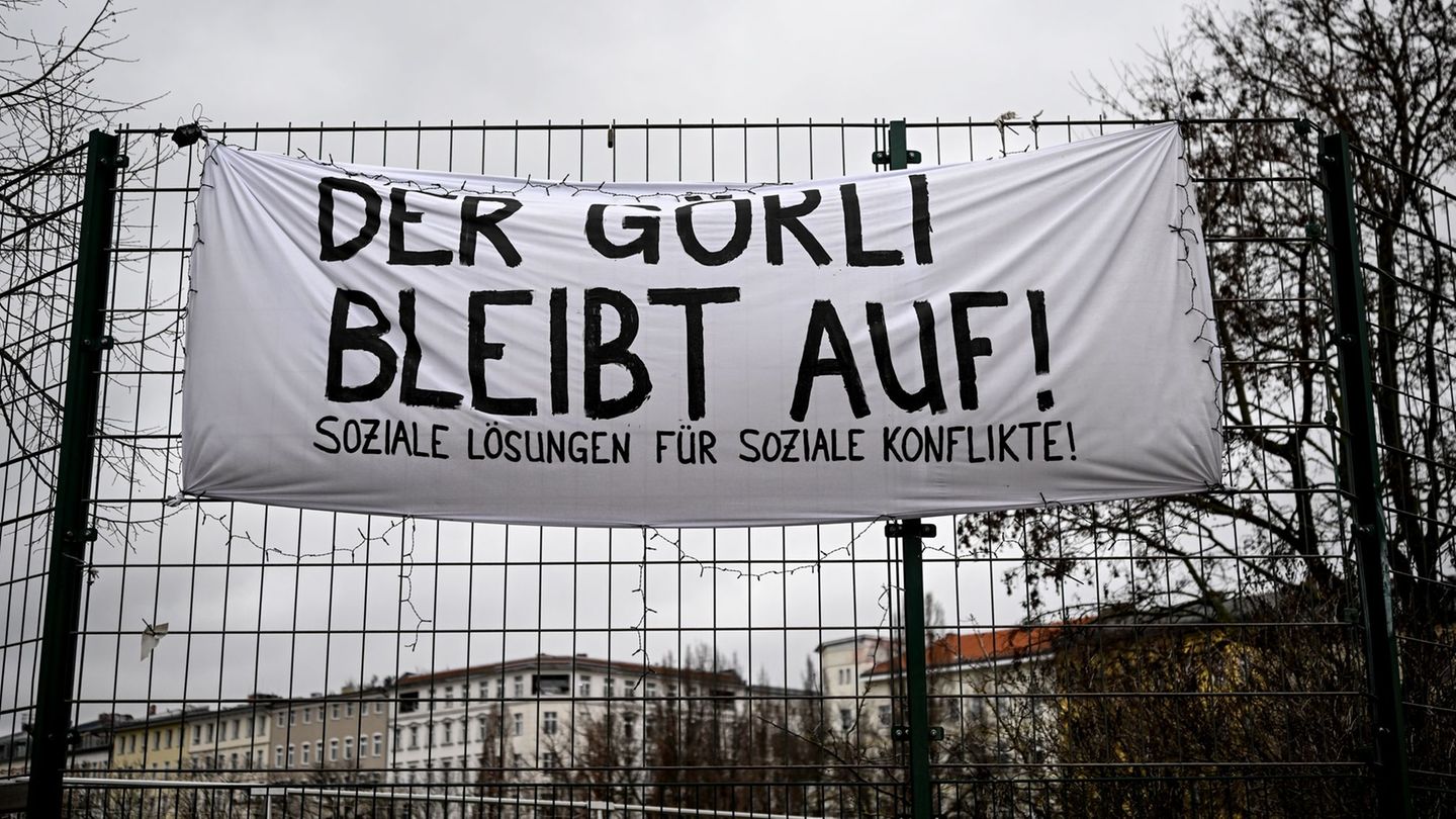 Der Görlitzer Park soll ab Sonntag in der Nacht geschlossen werden, die Gewerkschaft der Polizei befürchtet Konflikte. Foto: Bri