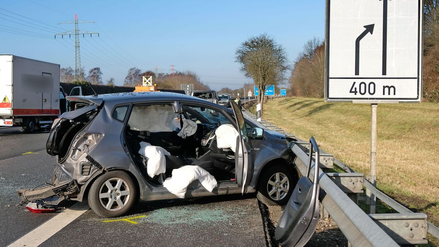 Bei einem schweren Verkehrsunfall auf der A25 wurden drei Menschen verletzt. Foto: Carsten Neff/dpa