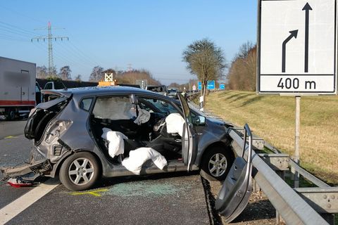Bei einem schweren Verkehrsunfall auf der A25 wurden drei Menschen verletzt. Foto: Carsten Neff/dpa
