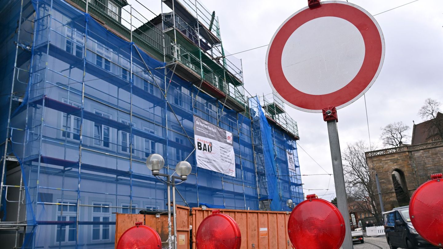 Stadtverkehr: Gefahr nach Brand gebannt: Straßensperrung am Domplatz endet