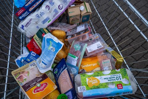 Nahrungsmittel wurden im Schnitt teurer, die Energiekosten dafür etwas geringer. (Symbolbild) Foto: Jens Büttner/dpa