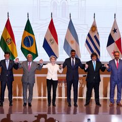 Mercosur-Staaten mit EU-Kommissionspräsidentin Ursula von der Leyen bei der Unterzeichnung des Freihandelsabkommens