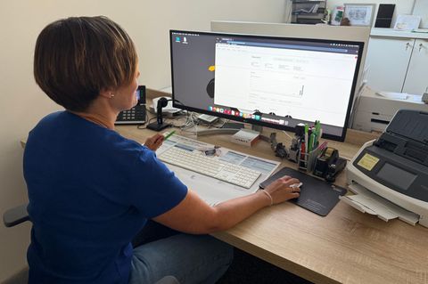 Eine neue Verteilung der Aufgaben in Arztpraxen gehört zum Pilotprojekt Häppi-Praxen. (Archivbild) Foto: Mona Wenisch/dpa