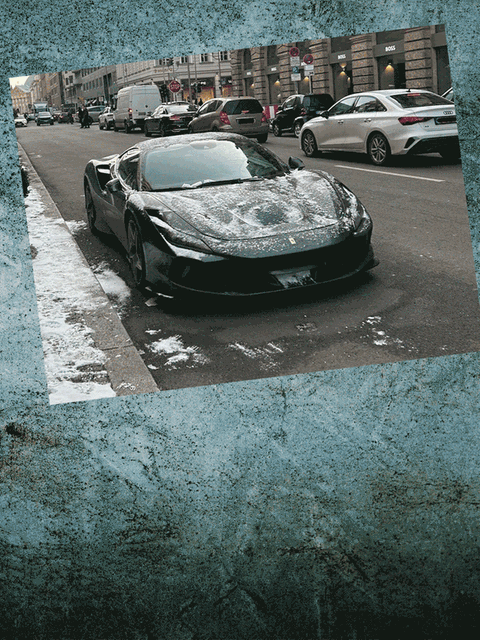 Mehrere Aufnahmen eines in Berlin abgestellten Ferrari