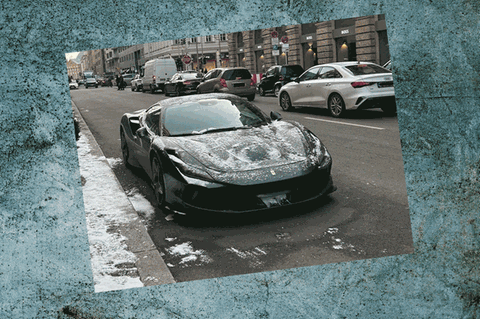 Mehrere Aufnahmen eines in Berlin abgestellten Ferrari