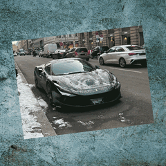 Mehrere Aufnahmen eines in Berlin abgestellten Ferrari