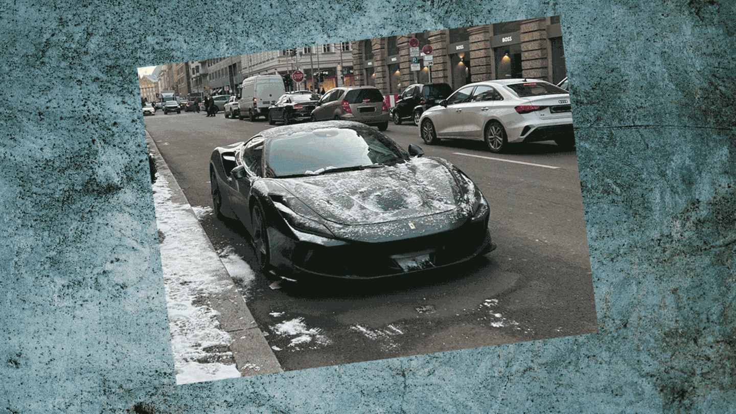 Mehrere Aufnahmen eines in Berlin abgestellten Ferrari