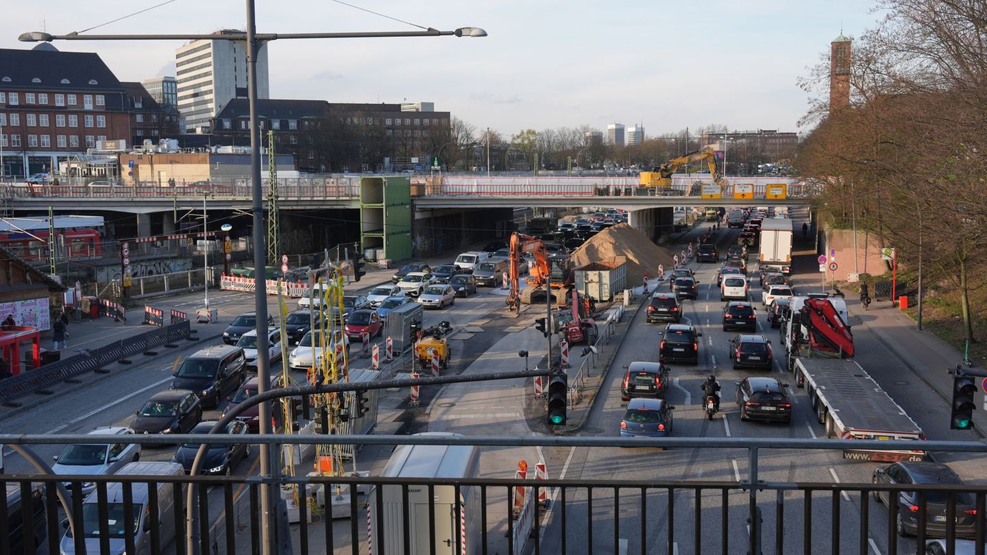 Wegen des Abrisses des nördlichen Teils der Berlinertordammbrücke hat die Hamburger Verkehrsbehörde Vollsperrungen der Straße Bü
