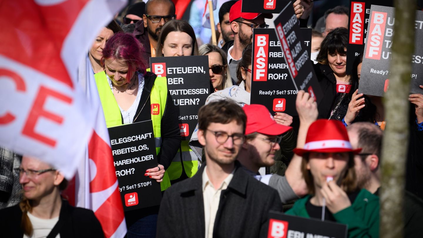 BASF-Beschäftigte protestieren vor dem BASF-Servicezentrum in Berlin-Prenzlauer Berg. Foto: Bernd von Jutrczenka/dpa