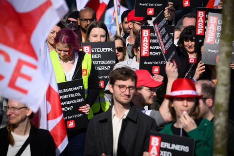 BASF-Beschäftigte protestieren vor dem BASF-Servicezentrum in Berlin-Prenzlauer Berg. Foto: Bernd von Jutrczenka/dpa