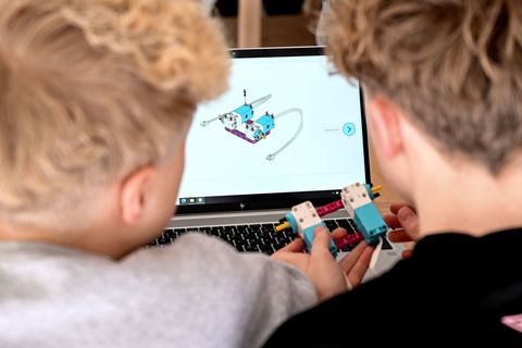 Für Schülerinnen und Schüler wird die Digitalisierung immer wichtiger. Foto: Britta Pedersen/dpa