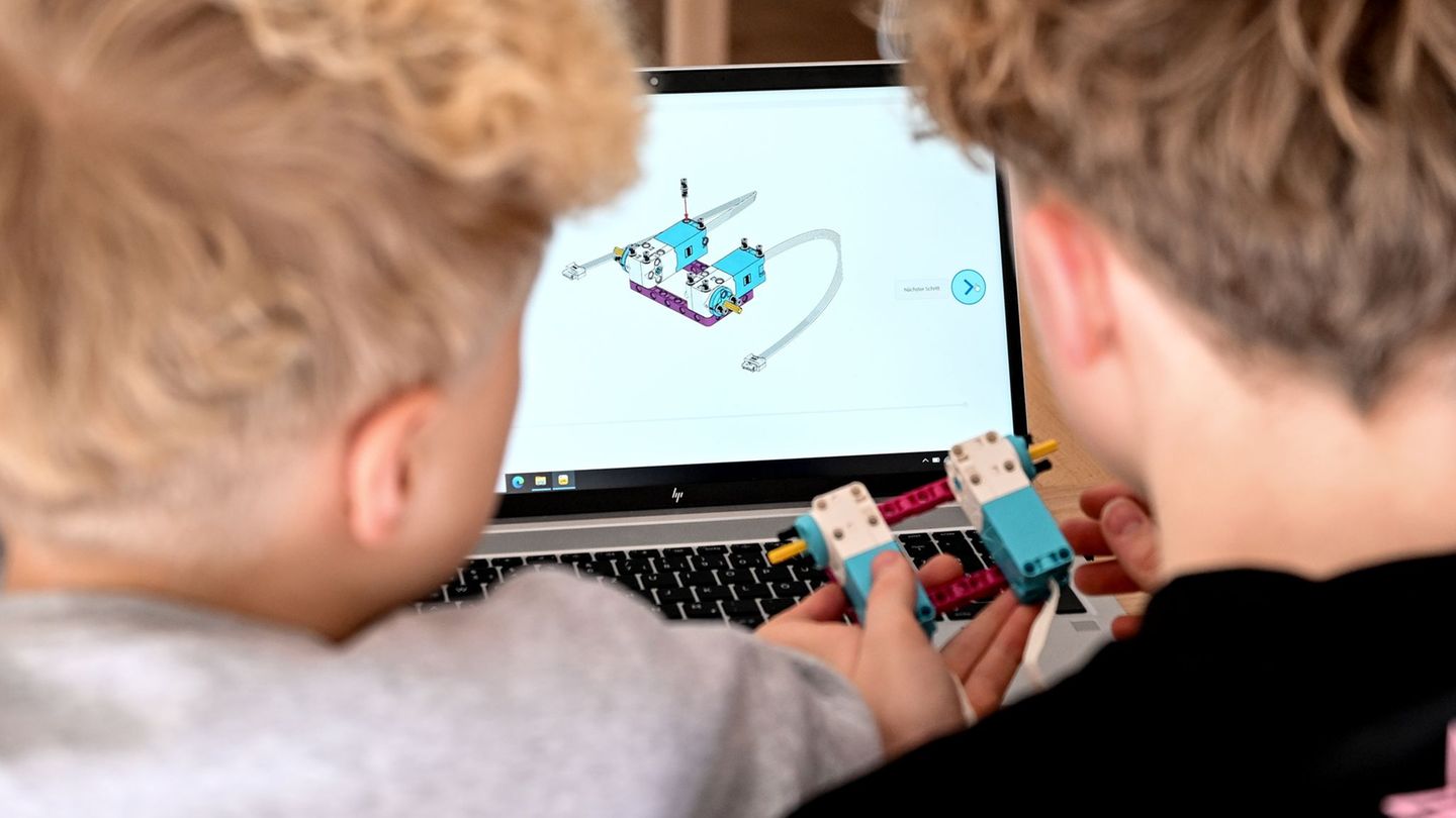 Für Schülerinnen und Schüler wird die Digitalisierung immer wichtiger. Foto: Britta Pedersen/dpa