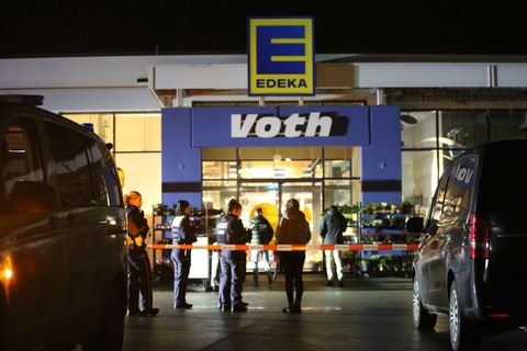 Einsatzkräfte sicherten nach der Tat Spuren in dem Supermarkt. (Archivbild) Foto: Christian Müller/dpa