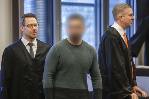 Der Angeklagte (Mitte) ist teilweise geständig. Foto: Oliver Berg/dpa
