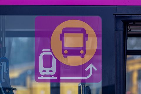 Wegen Bauarbeiten am Bahnhof Herford werden mehrere Zugverbindungen im Nahverkehr durch Busse ersetzt. (Archivbild) Foto: Armin