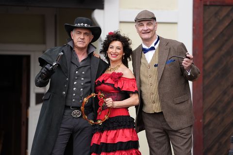 Die drei Gaststars Florian Fitz, Isabel Varell und Heinrich Schafmeister wollen am Kalkberg in Bad Segeberg für spannende und ab