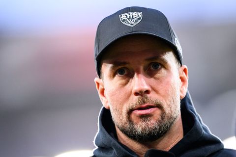 VfB-Trainer Sebastian Hoeneß muss seine Stuttgarter auf die Duelle mit Porto vorbereiten. Foto: Tom Weller/dpa